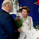 Kongen og Dronningen ser på lokale designklær av Arne & Carlos (Foto: Kyrre Lien / Scanpix)